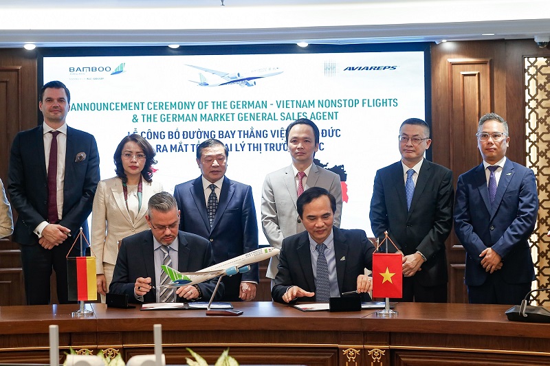 : Lễ ký kết giữa Đại diện Aviareps AG và ông Nguyễn Mạnh Quân - Phó Tổng Giám đốc thường trực Bamboo Airways