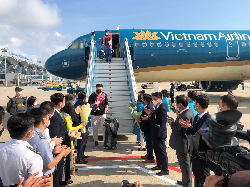 tỉnh Khánh Hòa và Vietnam Airlines đã chào đón những du khách đầu tiên của năm Nhâm Dần đến với thành phố Nha Trang, Khánh Hòa.