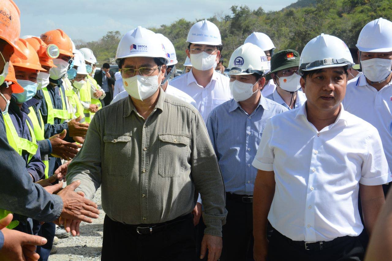 Thủ tướng Phạm Minh Chính và các đại biểu thực hiện nghi thức cắt băng khánh thành Dự án.