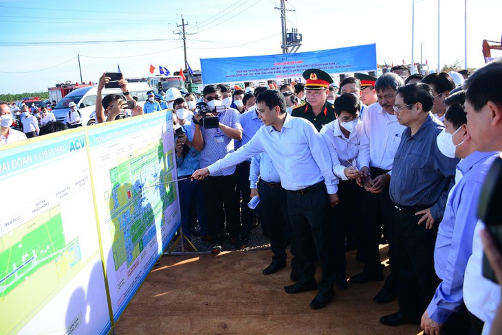 Thủ tướng Chính phủ Phạm Minh Chính chứng kiến và chỉ đạo tại Lễ ra quân thi công hạng mục san nền và thoát nước  thuộc Dự án xây dựng cảng hàng không Long Thành hôm 6/2.