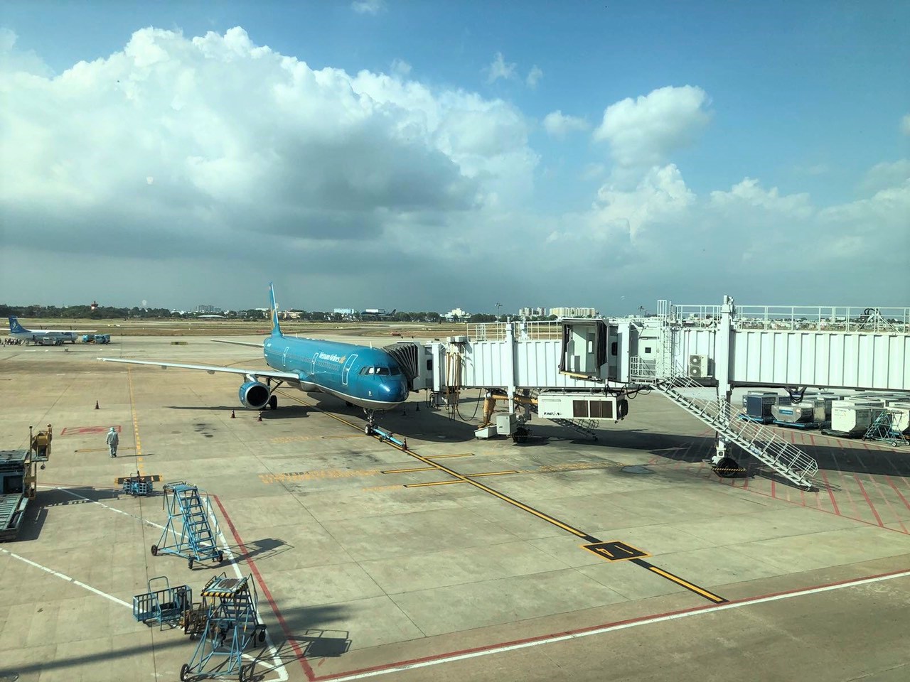 chuyến bay quốc tế thường lệ đầu tiên được nối lại sau khi Việt Nam dỡ bỏ hạn chế tần suất bay quốc tế là VN675 từ Tp HCM đi Kuala Lumpur (Malaysia).