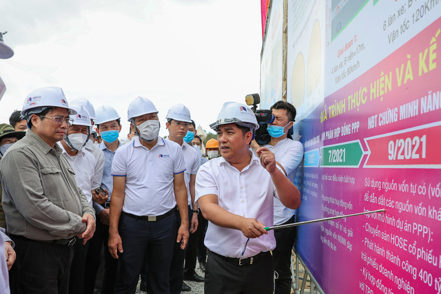 Thủ tướng nghe báo cáo tại phía bắc hầm Núi Vung Km123 của Dự án. Ảnh VGP/Nhật Bắc