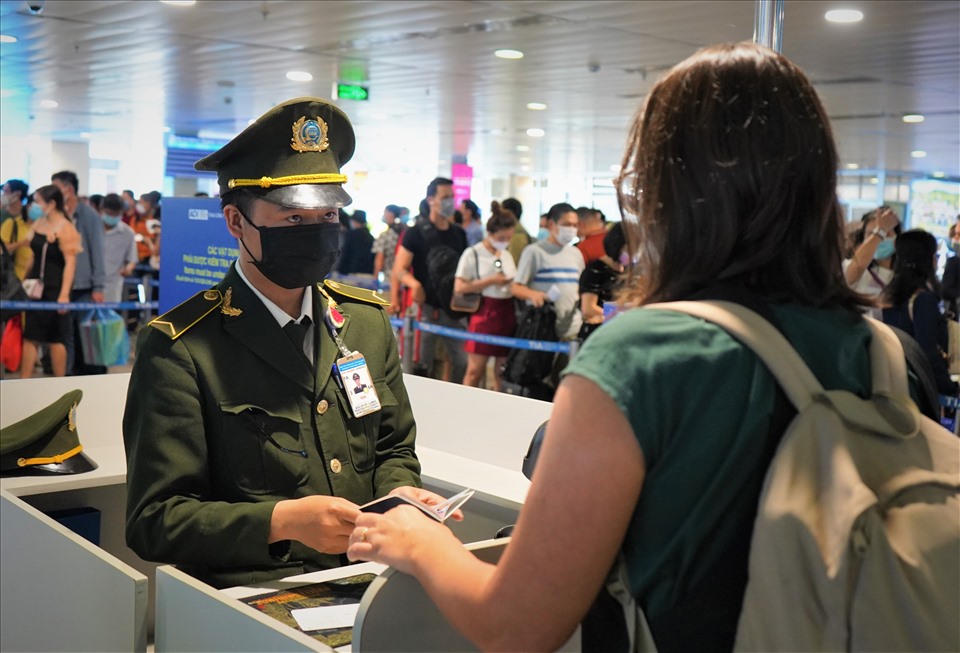 Soi chiếu an ninh hàng không tại sân bay Tân Sơn Nhất.