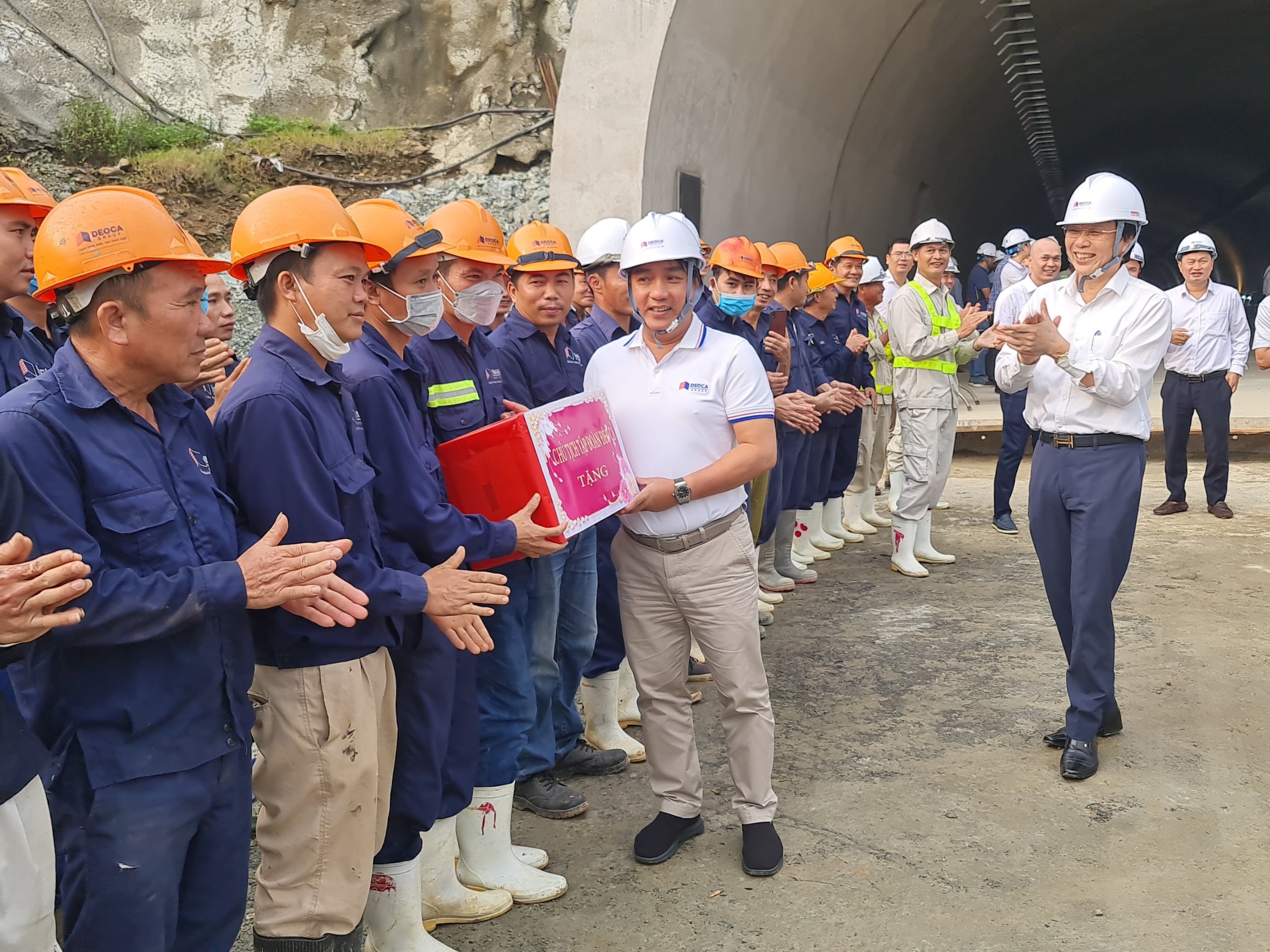 Sắp hoàn thành hầm đường bộ Thung Thi trên cao tốc Bắc - Nam phía Đông