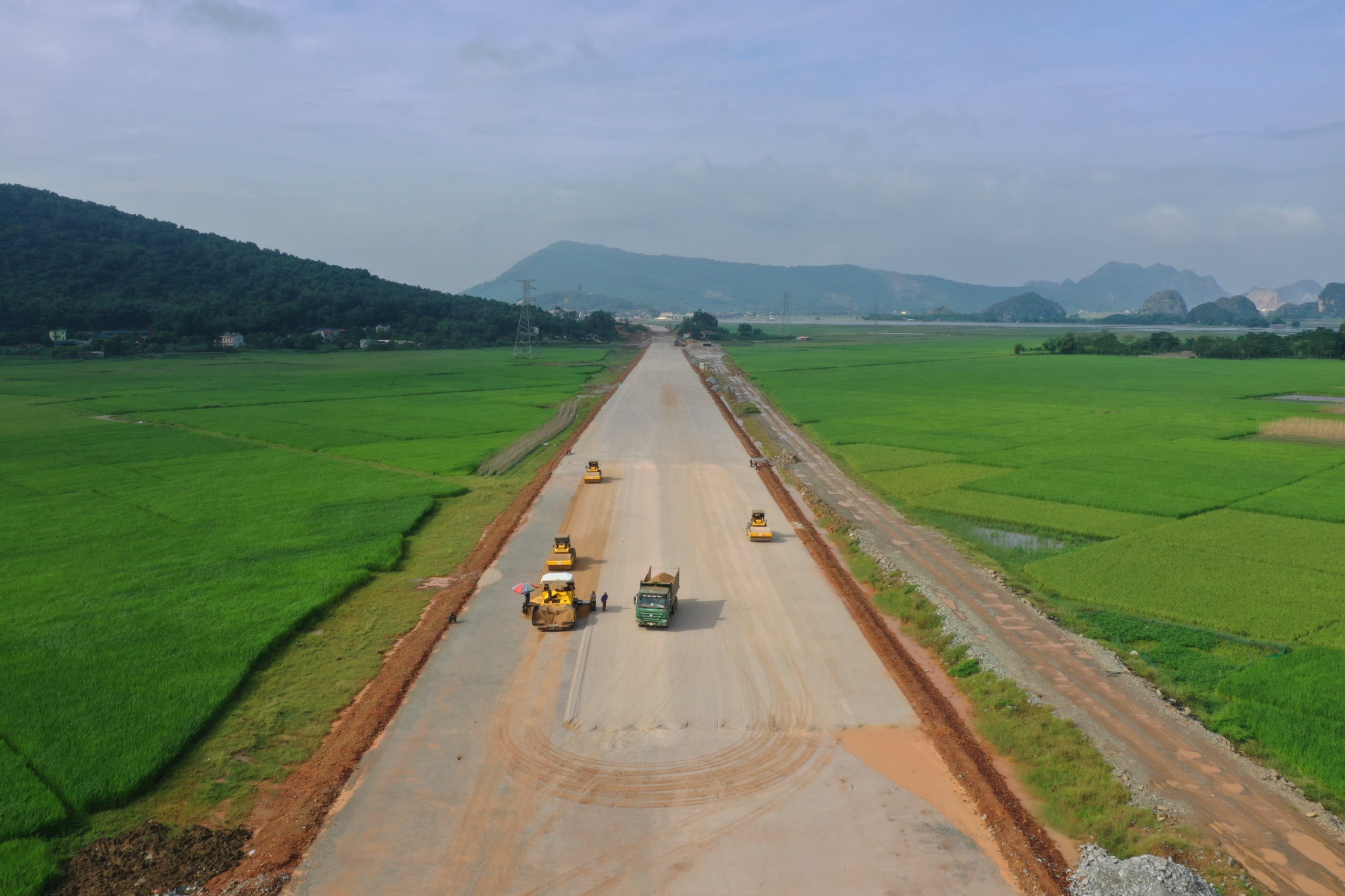 Thi công cao tốc Bắc - Nam phía Đông, đoạn Mai Sơn - Quốc lộ 45.