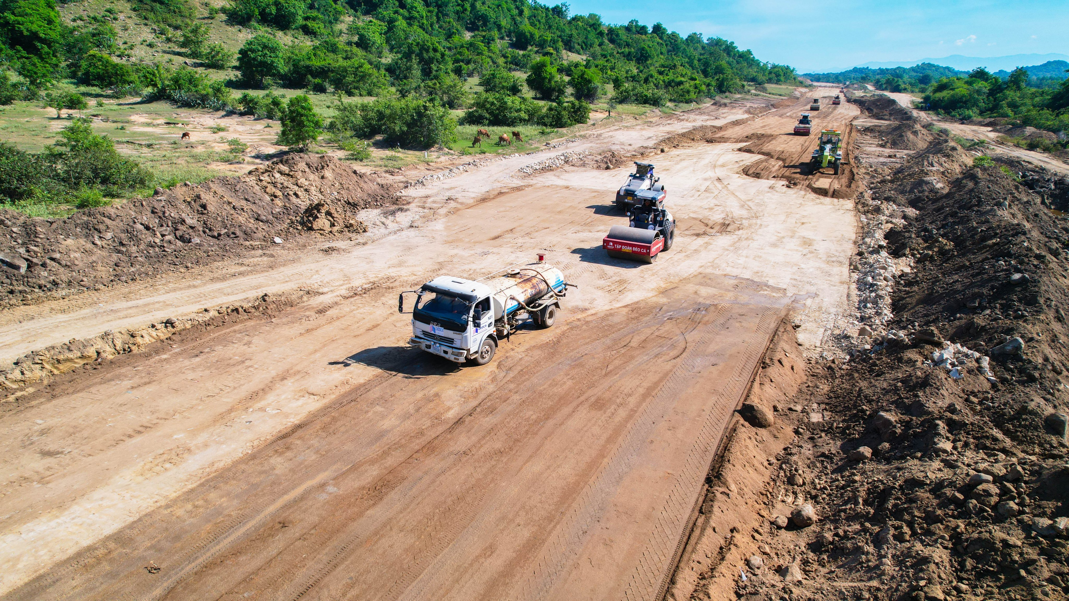 Thi công cao tốc Bắc - Nam phía Đông, đoạn Nha Trang - Cam Lâm.