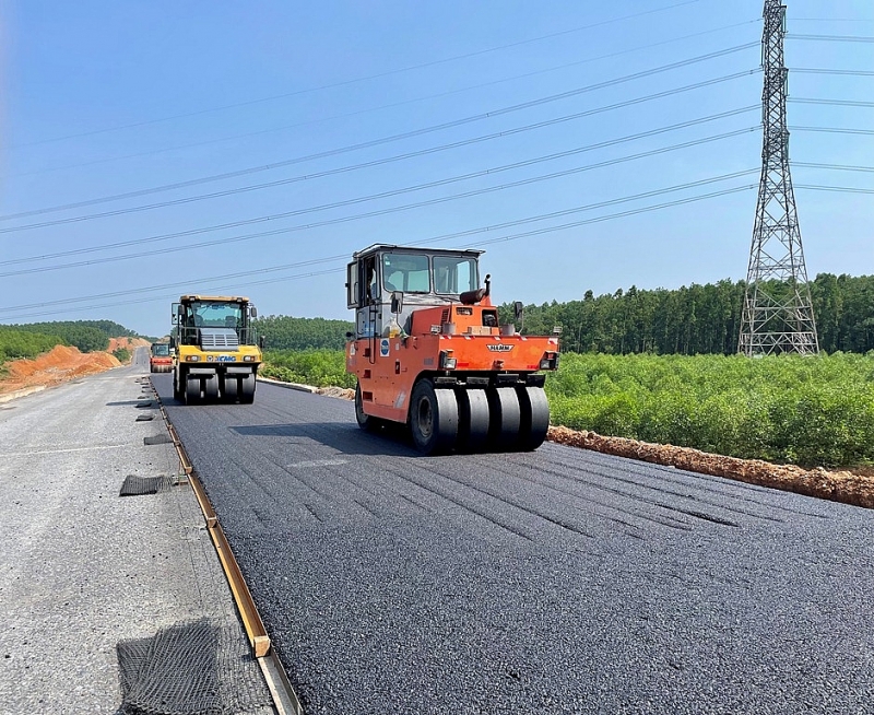 thảm nhựa các gói thầu xây lắp thuộc Dự án thành phần đầu tư xây dựng đoạn Cam Lộ - La Sơn. (Ảnh: Hữu Tiến, báo Xây dựng).