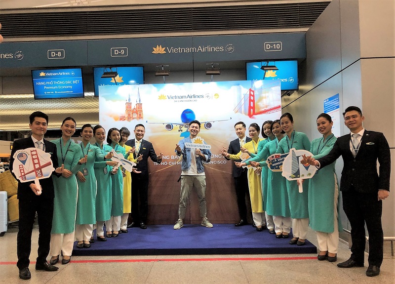 Hành khách chụp ảnh lưu niệm trước chuyến bay kỷ niệm 1 năm