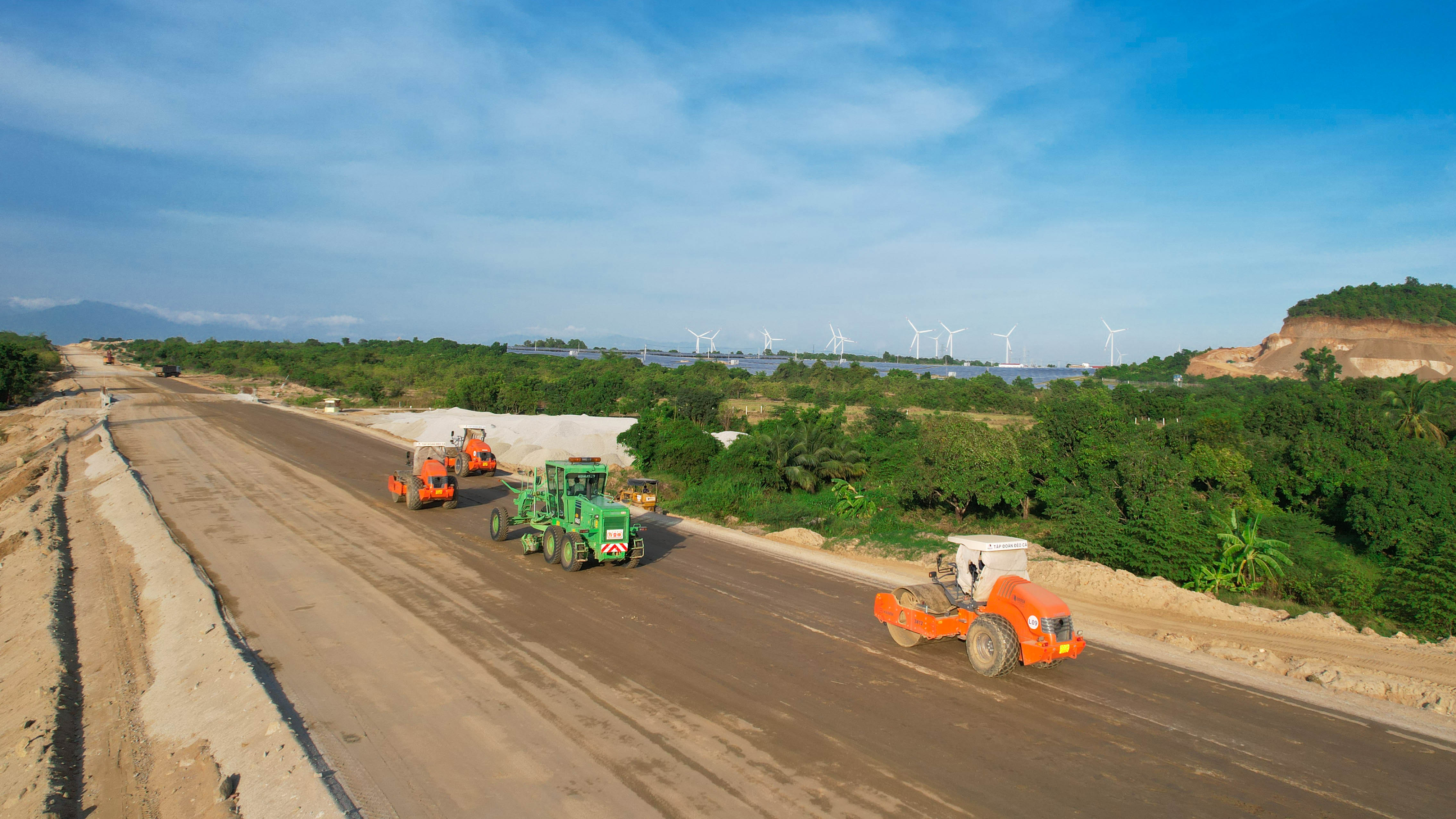 Thi công cao tốc Bắc - Nam, đoạn Cam Lâm - Vĩnh Hảo.