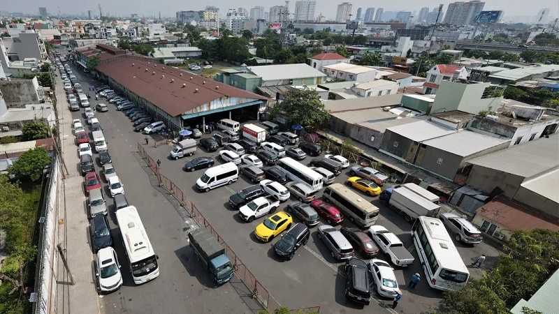 Tình trạng quá tải đang diễn ra trầm trọng tại các trung tâm đăng kiểm Hà Nội và TP.HCM.