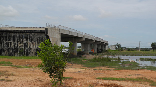 Một hạng mục thi công dang dở tại Dự án đường cao tốc Bến Lức - Long Thành.