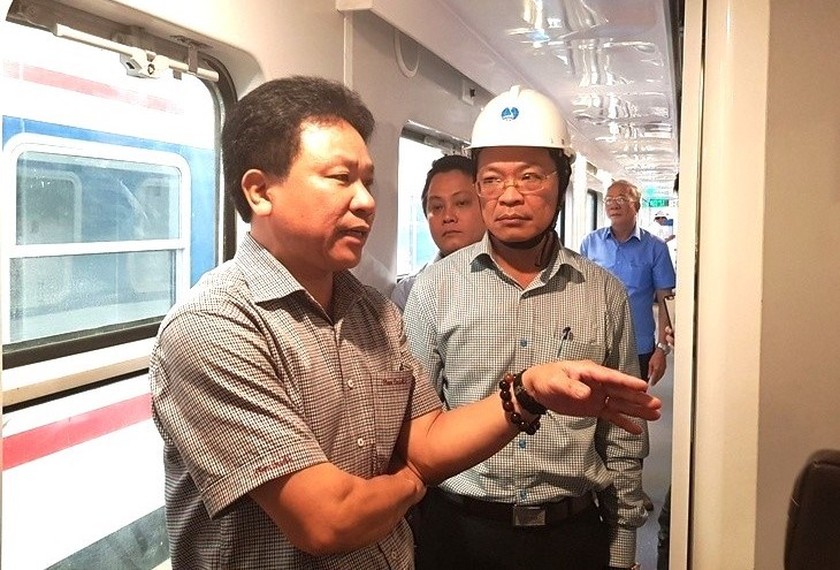 Tổng Giám đốc Đặng Sỹ Mạnh (bên phải) kiểm tra công tác sản xuất tại một đơn vị công nghiệp thuộc VNR.