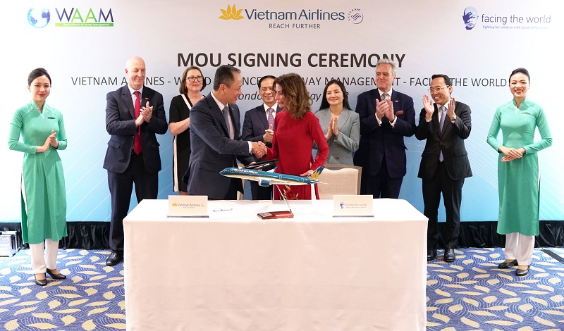 : Ông Lê Hồng Hà - Tổng Giám đốc Vietnam Airlines, Bà Katrin Kandel - Tổng giám đốc của Facing The World, Tiến sỹ Imran Ahmad - Chủ tịch Hội đồng quản trị Liên minh thế giới về quản lý đường thở kí kết biên bản ghi nhớ hợp tác ba bên.