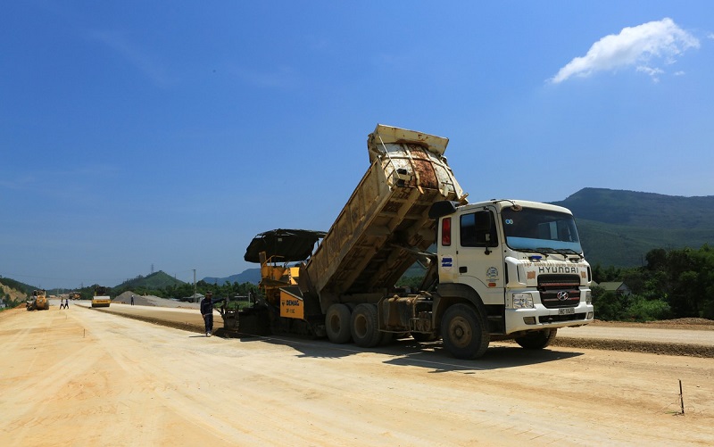 Thi công cao tốc Bắc - Nam đoạn Mai Sơn - Quốc lộ 45.