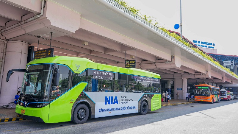 1 xe buýt điện nối chuyến miễn phí tại sân bay Nội Bài.