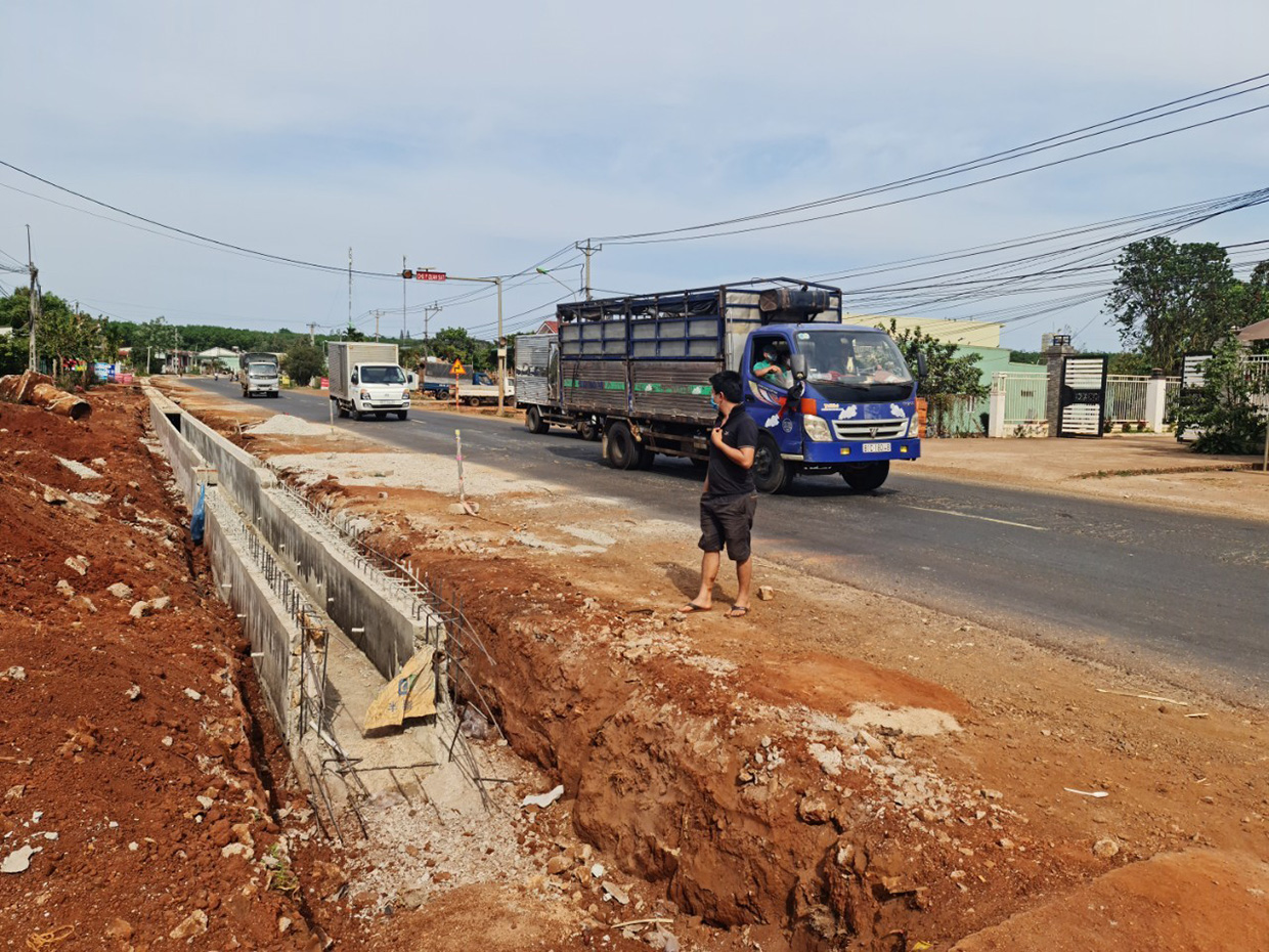 Thi công nâng cấp Quốc lộ 19 qua Tây Nguyên (Ảnh: Lê Anh, báo Gia Lai).