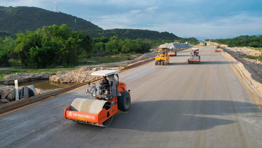 HHV thi công tại Dự án cao tốc Bắc - Nam, đoạn Cam Lâm - Vĩnh Hảo