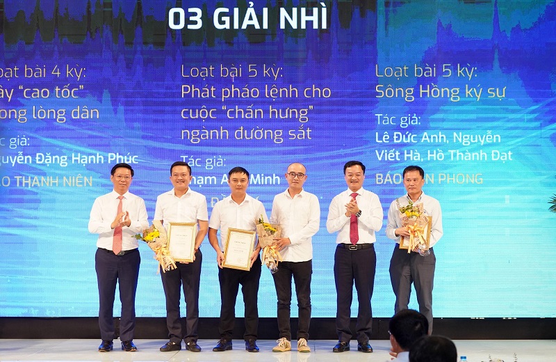 Các tác giả nhận Giải Ba Giải “Báo chí viết về ngành Giao thông vận tải lần thứ IV năm 2022 - 2023”