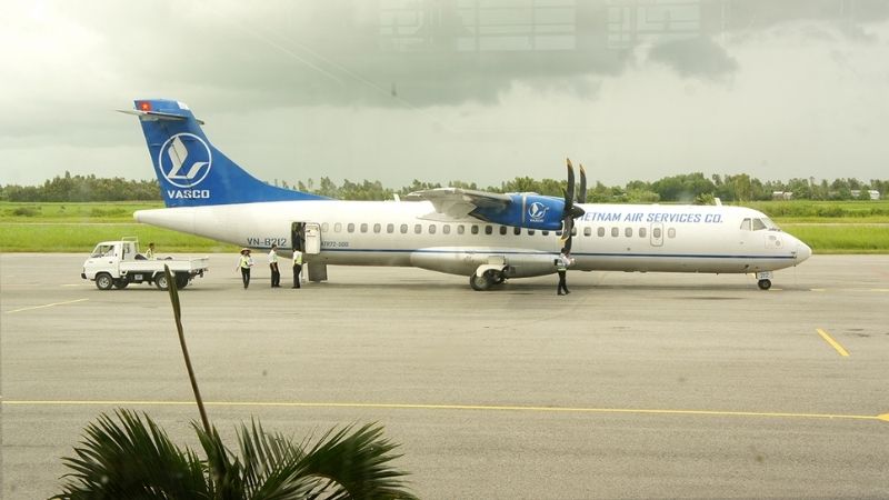 Tàu bay ATR72 của VASCO đón khách tại sân bay Rạch Giá.