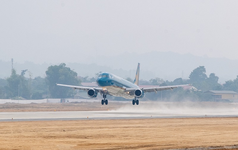 1.4 Chiếc máy bay Airbus A321 mang số hiệu VN-A396 đang hạ cánh xuống mặt đường băng sân bay Điện Biên 