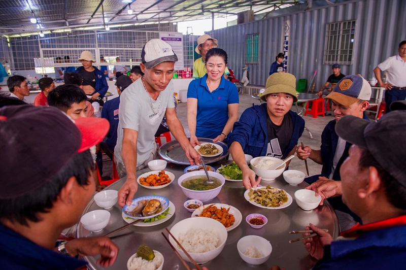 Bữa cơm trưa trên công trường của công nhân Tập đoàn Đèo Cả.