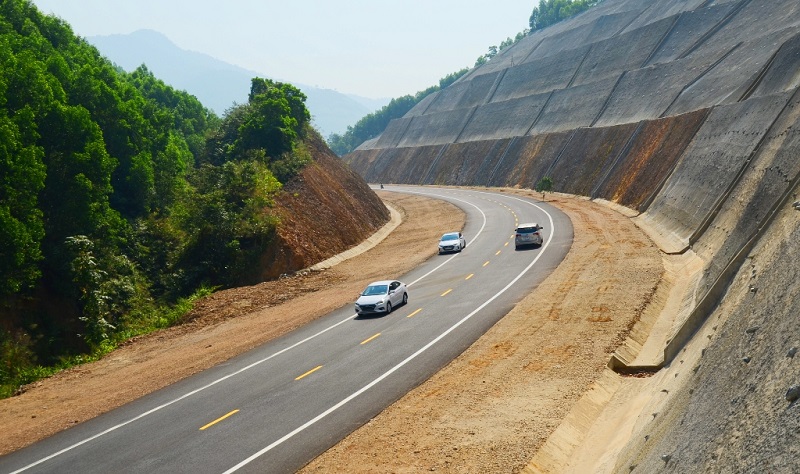 Một đoạn cao tốc Cam Lộ - La Sơn.