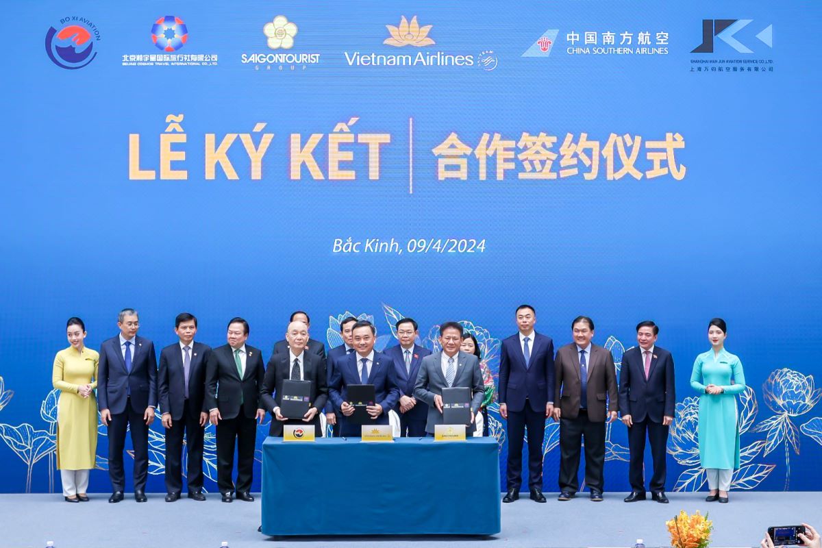 Hình 1. Ông Lê Đức Cảnh - Phó TGĐ Vietnam Airlines và Ông Pan Hoan Ying - TGĐ Công ty TNHH Công nghệ hàng không Thượng Hải Boxi ký biên bản ghi nhớ hợp tác về thuê chuyến tới Việt Nam