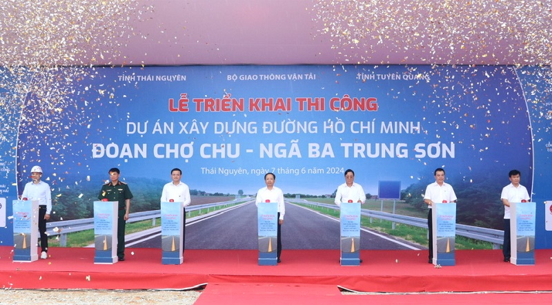 Các đại biểu thực hiện nghi thức triển khai Dự án.