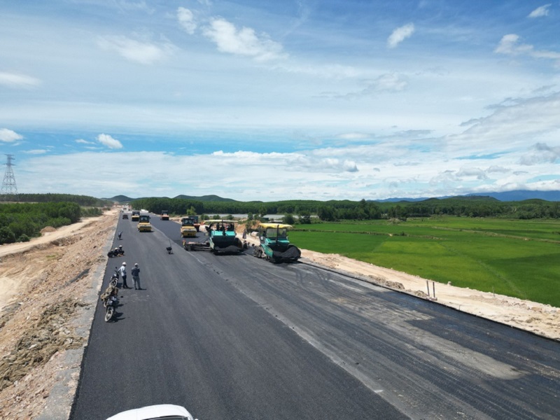 Thi công cao tốc Bắc - Nam, đoạn Hậu Giang - Cà Mau.