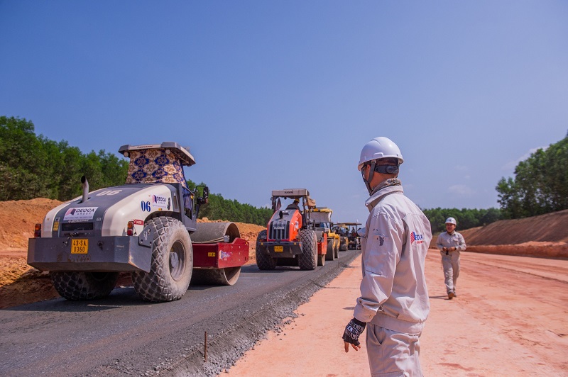 Thi công cao tốc Bắc - Nam, đoạn Quảng Ngãi - Hoài Nhơn.