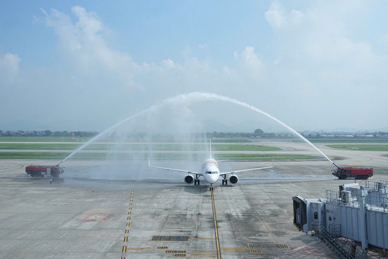 Cảng hàng không quốc tế Nội Bài chào đón chuyến bay đầu tiên của