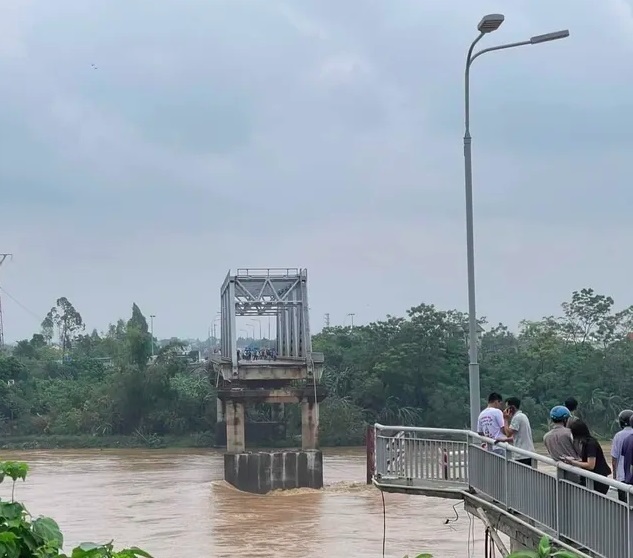 Hiện trường vụ sập cầu Phong Châu. (Ảnh: MXH).
