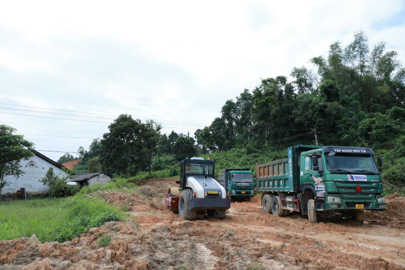 Máy móc, thiết bị chờ mặt bằng tại Gói thầu EC01 cao tốc Đồng Đăng - Trà Lĩnh.