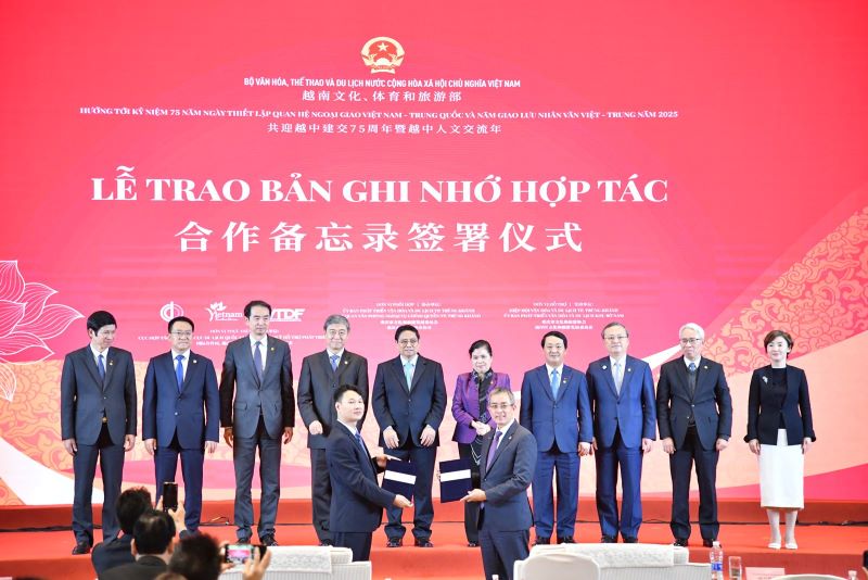 Lễ trao biên bản ghi nhớ giữa Vietnam Airlines và GuangZhou Yuanzhilv Technology diễn ra dưới sự chứng kiến của Thủ tướng Chính phủ Phạm Minh Chính và các lãnh đạo, đại biểu cơ quan, ban ngành, doanh nghiệp hai nước.