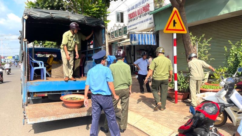 Xử lý vi phạm hành lang đường bộ tại thị xã Phước Long, Bình Phước. (Ảnh: Trang thông tin điện tử phường Long Phước).