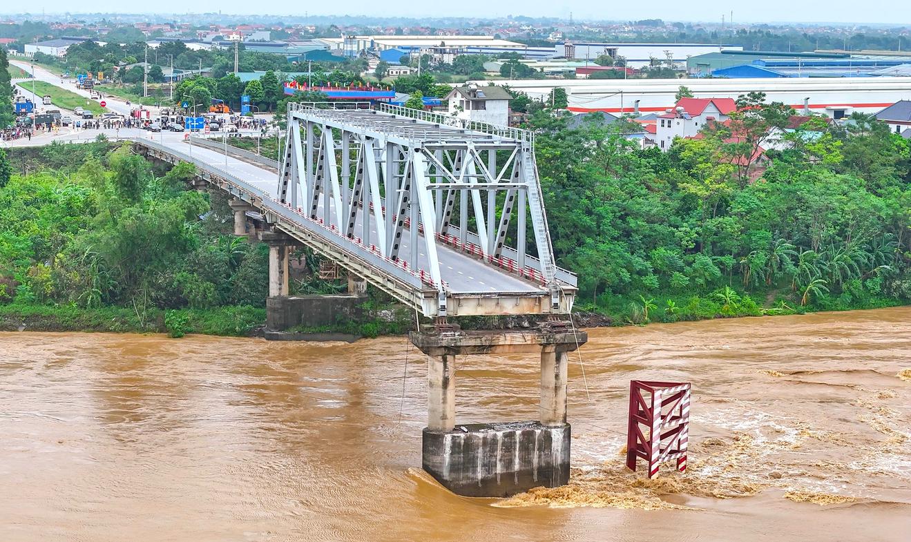 Hiện trạng cầu Phong Châu sau khi bị sập.