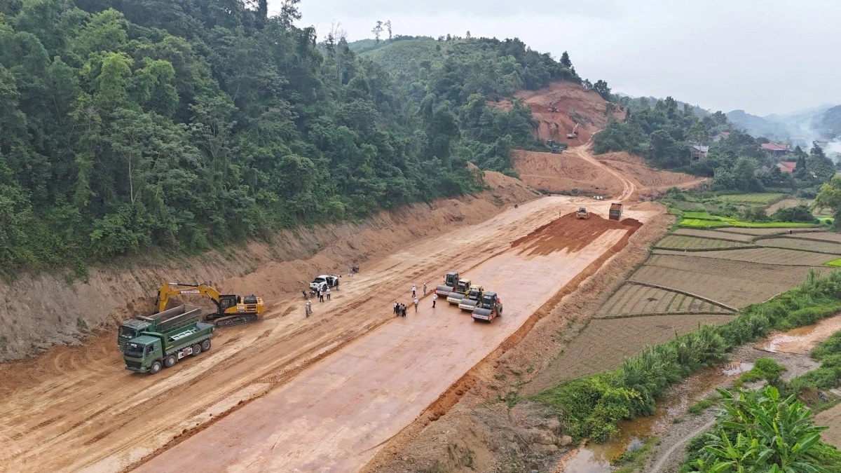 Thi công đường cao tốc Hữu Nghị - Chi Lăng.