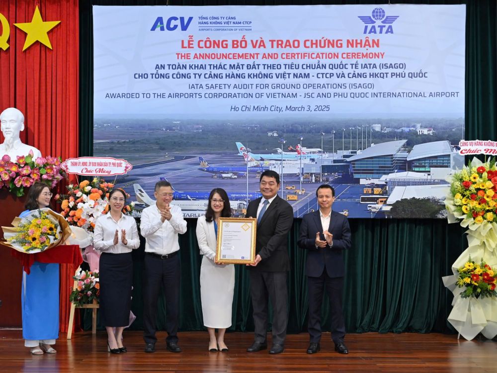 Đại diện lãnh đạo IATA trao chứng nhận ISAGO cho Đại diện lãnh đạo ACV.