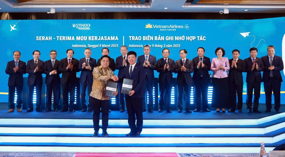 Ảnh 3-Hãng Hàng không Quốc gia Việt Nam đã ký kết Biên bản ghi nhớ hợp tác với Hiệp hội lữ hành Indonesia (ASTINDO) về hợp tác phát triển khách du lịch giữa hai nước Việt Nam và Indonesia