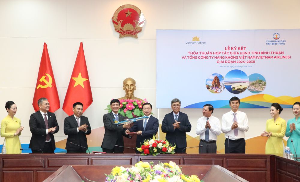 Quang cảnh buổi lễ ký kết giữa Vietnam Airlines và UBND tỉnh Bình Thuận.