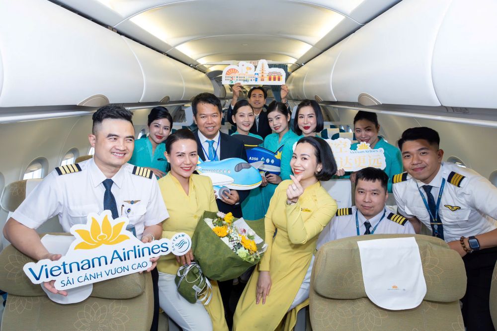 Nhân dịp khai trương, Vietnam Airlines tổ chức tặng hoa chào đón phi hành đoàn và tặng quà lưu niệm cho toàn bộ hành khách trên chuyến bay đặc biệt.