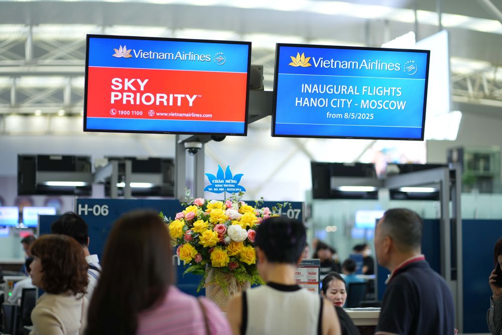 Các hành khách làm thủ tục trên tuyến bay