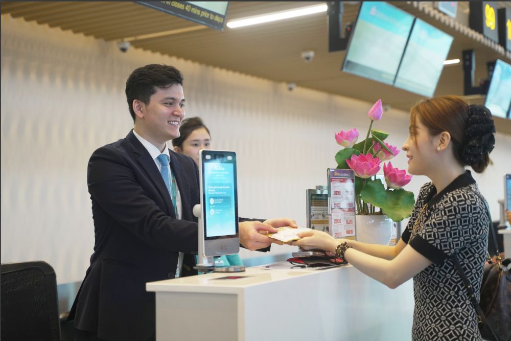 Các hành khách làm thủ tục trên tuyến bay