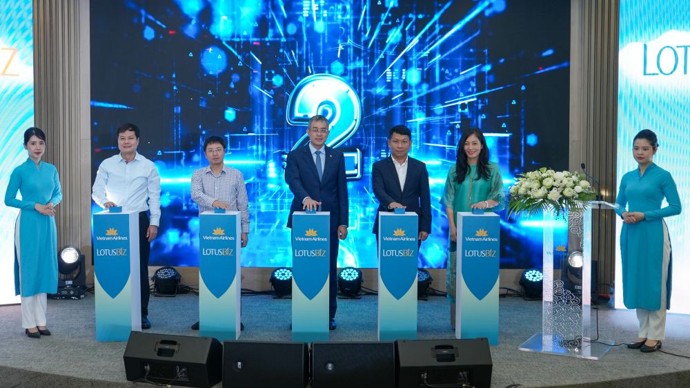 1. Ông Nguyễn Quốc Hùng - Cục trưởng Cục quản trị (VPCP); Ông Nguyễn Cao Cường -  Phó Tổng GĐ Tổng công ty Cảng hàng không Việt Nam; Ông Đặng Ngọc Hoà - Chủ tịch HĐQT VNA chúc mừng ra mắt chương trình LotusBiz