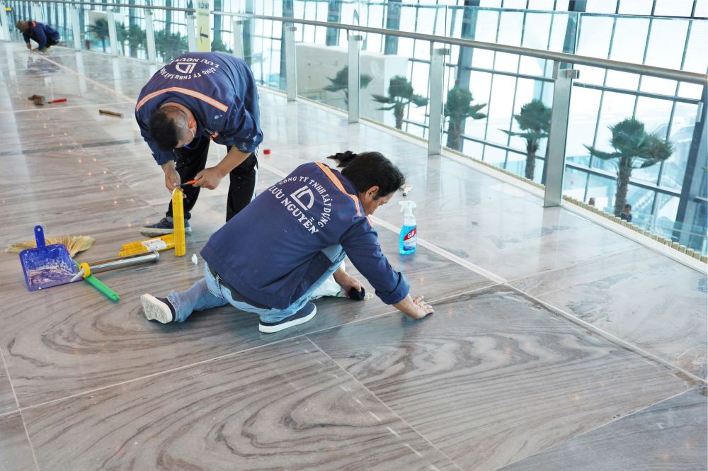 Thi công hoàn thiện nền đá tại Nhà ga T3 Tân Sơn Nhất.