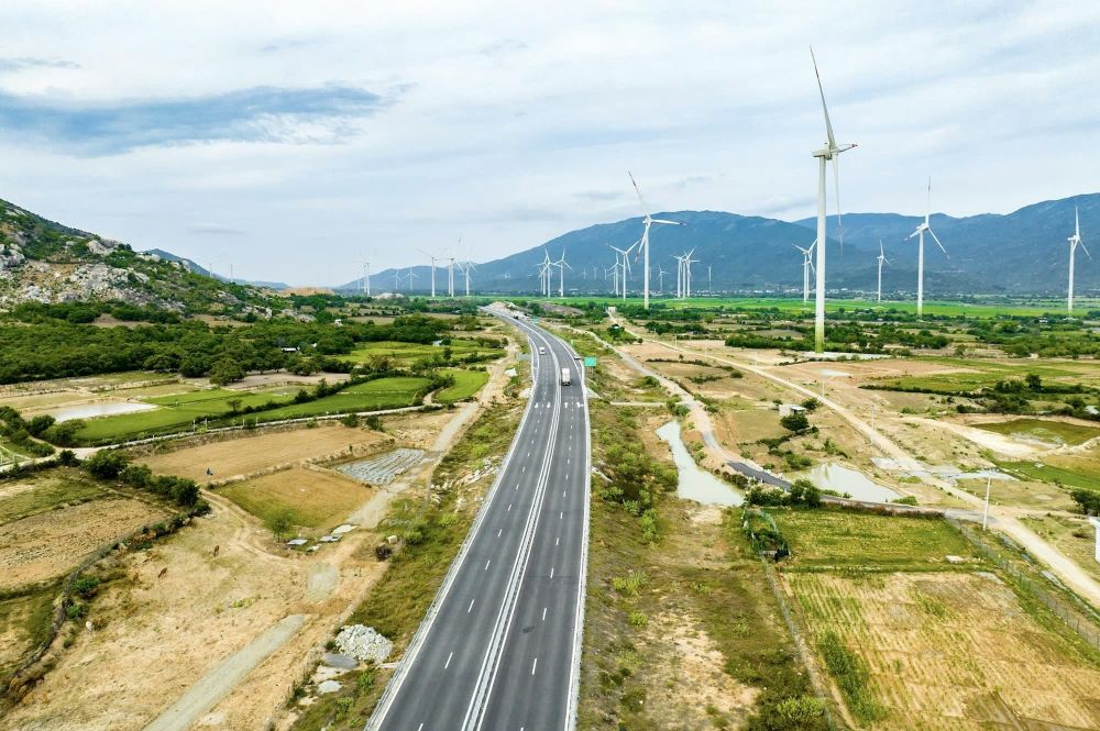 Một đoạn cao tốc Bắc - Nam phía Đông, đoạn Nghi Sơn - Diễn Châu.