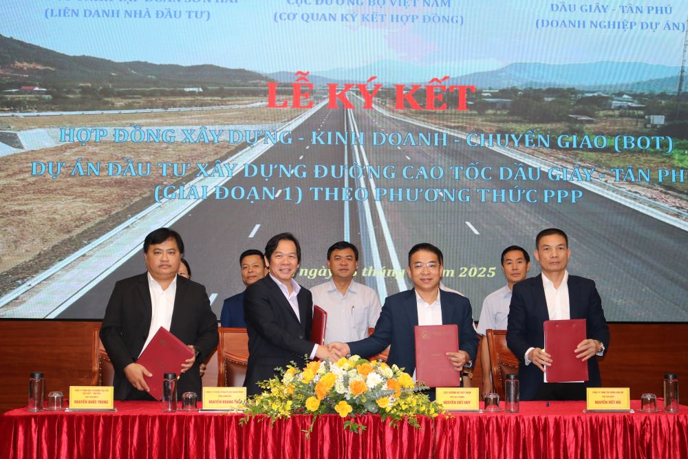 Quang cảnh lễ ký kết hợp đồng tín dụng cho Dự án 