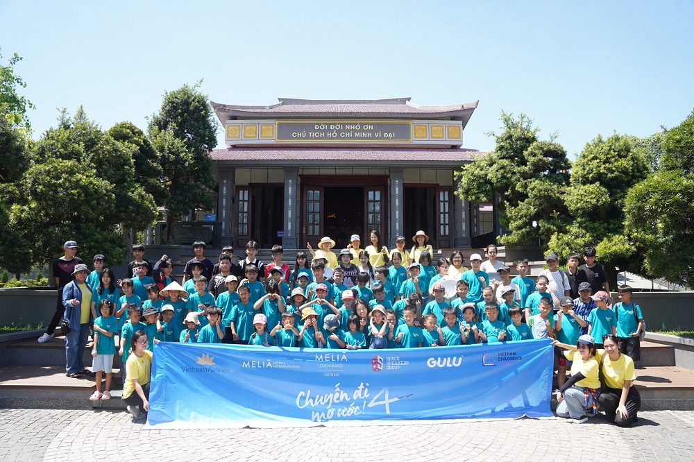 Đại diện Ban tổ chức và các em tham gia chương trình “Chuyến đi mơ ước 2025_ chụp ảnh lưu niệm tại Bảo tàng Hồ Chí Minh.