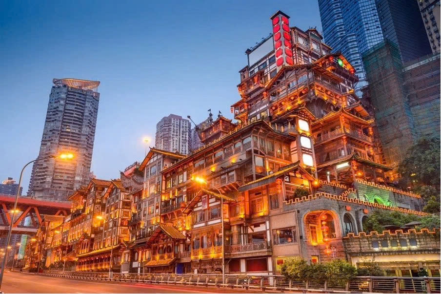 Phố cổ Hồng Nhai Động (Trùng Khánh) sáng đèn về đêm.