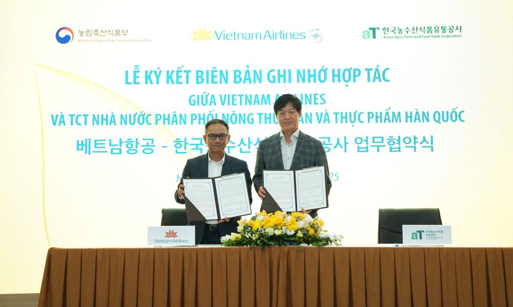 1. Ông Lê Minh Tuấn - Phó trưởng ban Dịch vụ Hành khách (Vietnam Airlines) và ông Kim Kyoung Cheol - Giám đốc khu vực ASEAN (aT) trao biên bản hợp tác